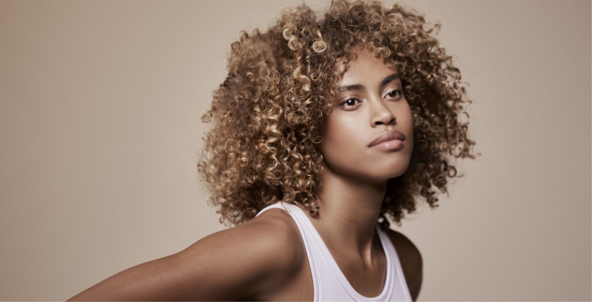 질감이 있는 갈색 모발을 가진 모델 더 인텐스 뉴트리션 헤어 케어 마스크